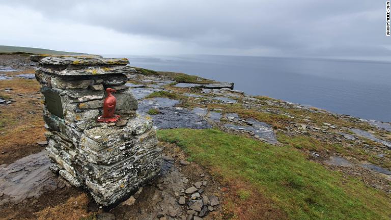 １９世紀に乱獲で絶滅したオオウミガラスに関連する記念碑。パパ・ウェストレー島は英国最後の生息地の一つだったことで知られる/Barry Neild/CNN