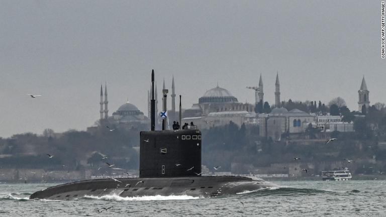 ロシア海軍のディーゼル・エレクトリック方式のキロ級潜水艦がトルコ・ボスポラス海峡を通過し黒海に入る＝１３日/Ozan Kose/AFP/Getty Images