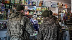 東部ドネツク州の最前線の町アウディイウカで買い物をする兵士ら＝２１日