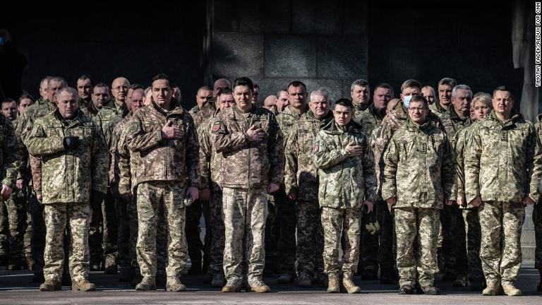ウクライナ軍兵士がシドロフさんの葬儀で敬意を表する＝２２日、キエフ/Timothy Fadek/Redux for CNN