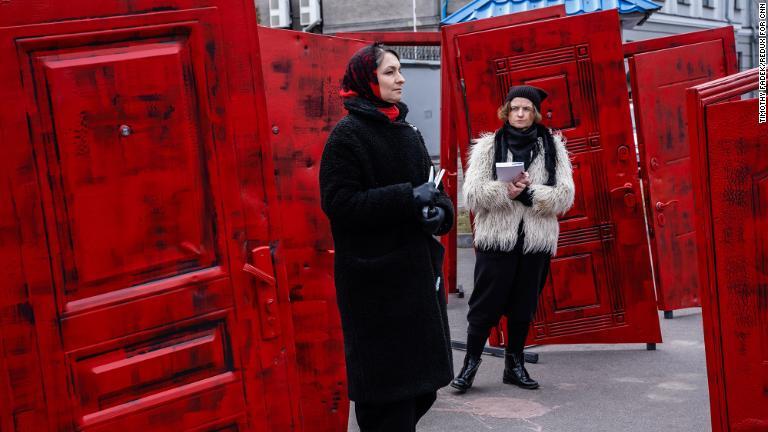 キエフのロシア大使館前でパフォーマンスを行う活動家。クリミア半島で拘束された受刑者への支持を表明した。赤いドアは少数派イスラム教徒のクリミア・タタール人の捜索や逮捕でけ破られたドアを象徴する＝２１日/Timothy Fadek/Redux for CNN