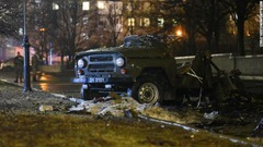ドネツクでの爆発後、政府庁舎前の駐車場にあった軍用車の残骸。ウクライナと米当局は、車の爆発は緊張をあおる目的のやらせの攻撃だと述べた＝１８日