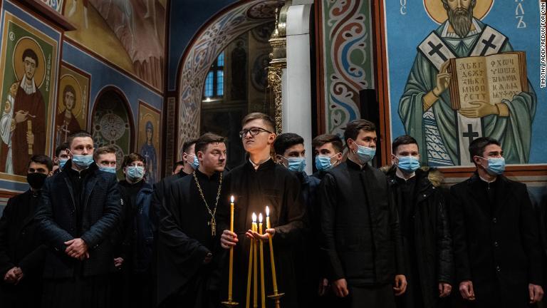 キエフの修道院で追悼式典が行われた。２０１４年にロシア寄りのヤヌコビッチ政権に抗議して亡くなった人々を追悼した＝１８日/Timothy Fadek/Redux for CNN