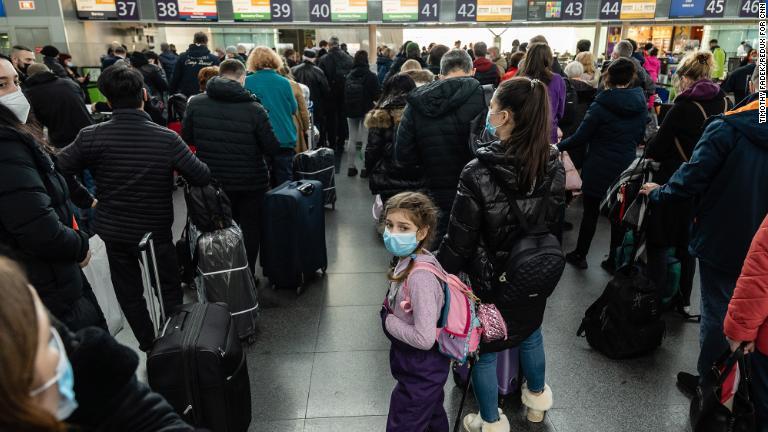 キエフ郊外のボリスピリ国際空港で出発便のチェックインを待つ人々。バイデン大統領は事態の急展開もありうるとして米国民の出国を求めた＝１５日/Timothy Fadek/Redux for CNN