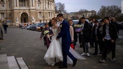 ウクライナ南部オデッサで結婚のために市役所を訪れたカップル。同国当局が停戦違反を報告し、西側当局者が紛争が差し迫っていると警告する中、他の地域ではいつも通りの生活が続いた＝２０日