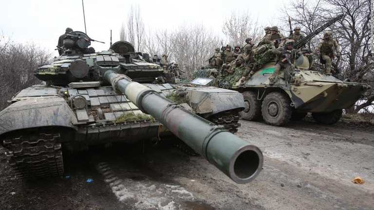 東部ルガンスク州で攻撃を撃退する準備を整えるウクライナ軍の兵士＝２４日/ANATOLII STEPANOV/AFP/Getty Images
