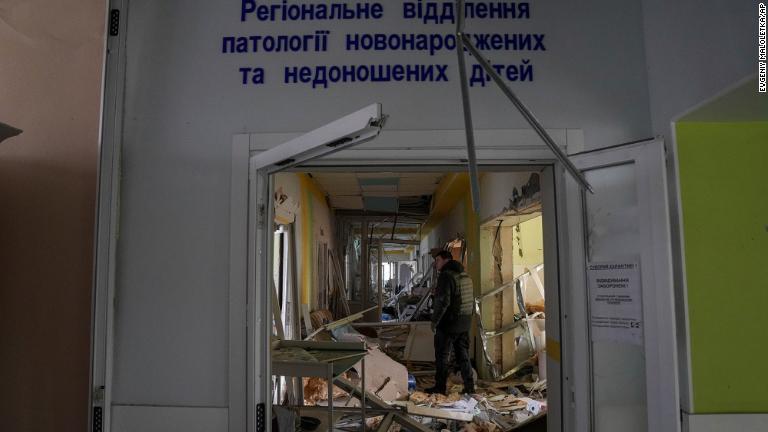被害を調査するボランティア/Evgeniy Maloletka/AP