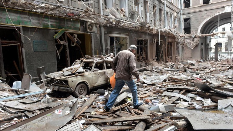 砲撃の被害を受けた建物＝３日、ウクライナ東部ハリコフ/SERGEY BOBOK/AFP/Getty Images