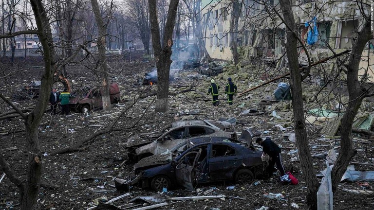 爆撃を受けた病院にはウクライナの救急隊員らが対応にあたった/Evgeniy Maloletka/AP