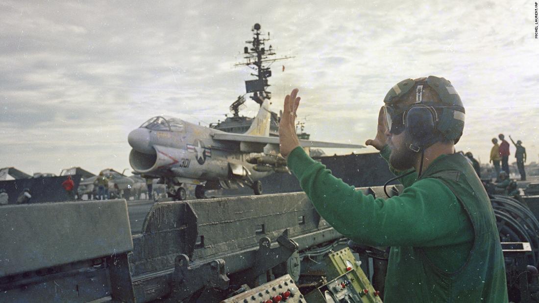 キティホーク艦上で配置につく乗組員。トンキン湾の北ベトナム沖＝１９７２年/Michel Laurent/AP