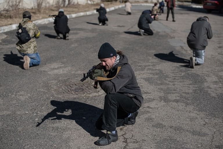 西部イワノフランキフスクで軍事訓練を行うウクライナの民間人/Alexey Furman/Bloomberg/Getty Images