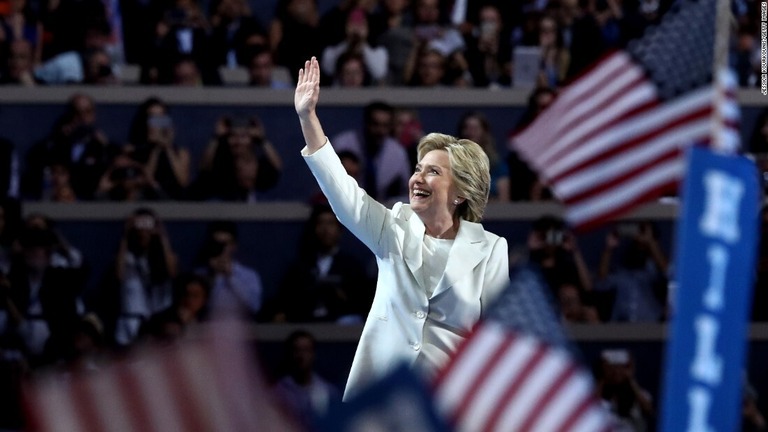 ２０１６年７月２８日の民主党全国大会で観衆に手を振るヒラリー・クリントン氏/Jessica Kourkounis/Getty Images