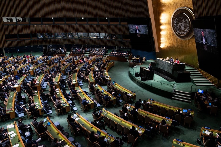 ７日の国連総会の会合で演説するウクライナの国連大使/John Minchillo/AP