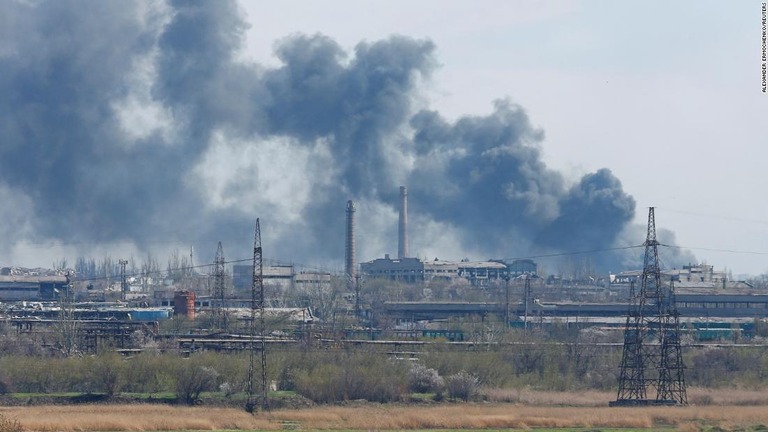 煙を噴き上げる要衝マリウポリの製鉄所「アゾフスターリ」/Alexander Ermochenko/Reuters
