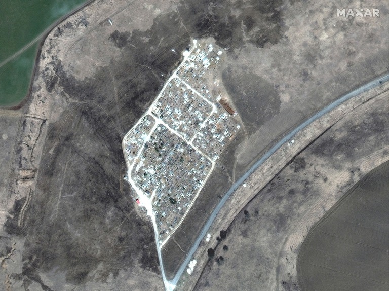 拡大された集団墓地と見られる場所の衛星画像＝３月２９日、ウクライナ・マリウポリ近郊ビノフラードネ村/Maxar Technologies/Reuters