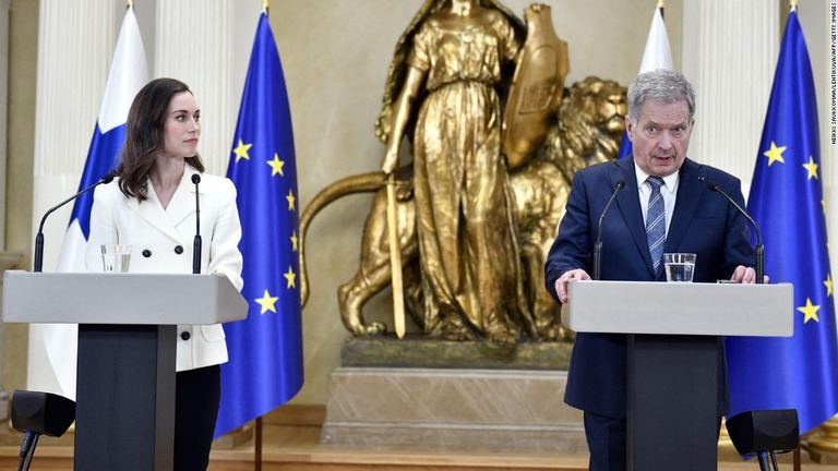 フィンランドの北大西洋条約機構（ＮＡＴＯ）加盟申請を発表するマリン首相（左）とニーニスト大統領＝１５日、フィンランド首都ヘルシンキ/Heikki Saukkomaa/Lehtikuva/AFP/Getty Images