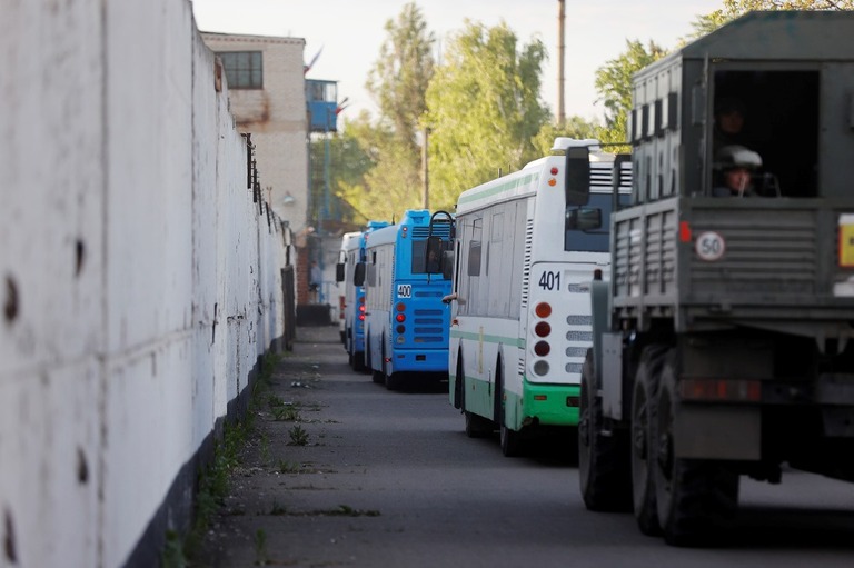 マリウポリのアゾフスターリ製鉄所から退避したウクライナ兵士らを乗せたバスの車列/Alexei Alexandrov/AP