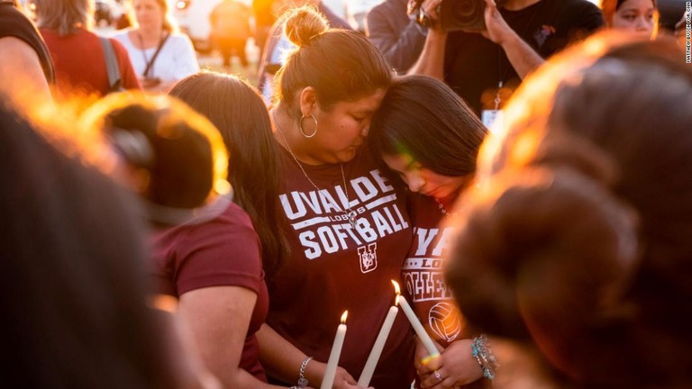 米テキサス州の小学校で起きた銃乱射の犠牲者を悼むため、蝋燭を持って集まる人々/Matthew Busch for CNN