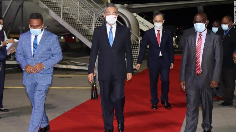 今月２５日、ソロモン諸島の空港に到着した中国の王毅外相（中央）/Stringer/AFP/Getty Images