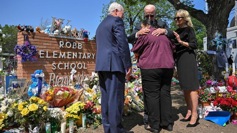 銃乱射事件が起きたテキサス州ユバルディの小学校を訪問したバイデン米大統領（中央右）とジル夫人（右）/Mandel Ngan/AFP/Getty Images