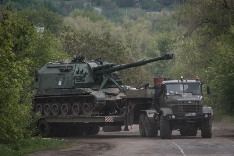 輸送車両で運ばれるウクライナ軍の自走榴弾砲＝５月１０日、ウクライナ東部/Yasuyoshi Chiba/AFP/Getty Images