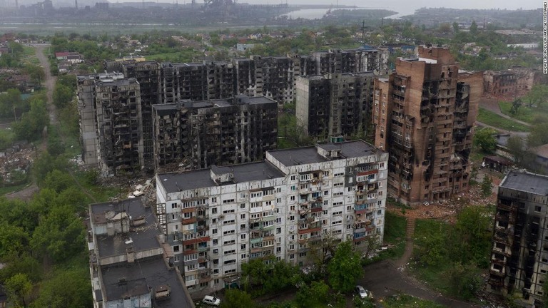 破壊されたマリウポリの集合住宅。背後にはアゾフスターリ製鉄所も見える。５月に撮影/Andrey Borodulin/AFP/Getty Images