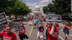 米首都ワシントンでデモを行う反中絶の活動家＝２４日
