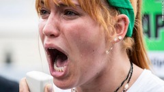中絶の権利を求める活動家の頬を涙が伝う様子