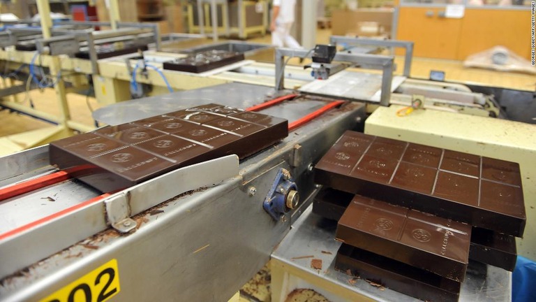 ベルギーにある巨大なチョコレート工場が、サルモネラ菌の発見により製造を中止した/Georges Gobet/AFP/Getty Images
