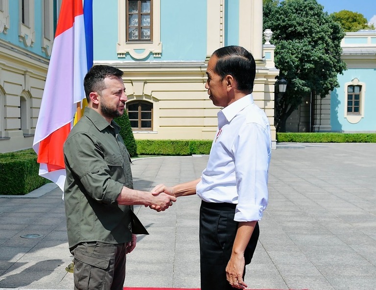 ウクライナのゼレンスキー大統領（左）とインドネシアのジョコ大統領/Indonesia Presidential Secretariat/Anadolu Agency/Getty Images