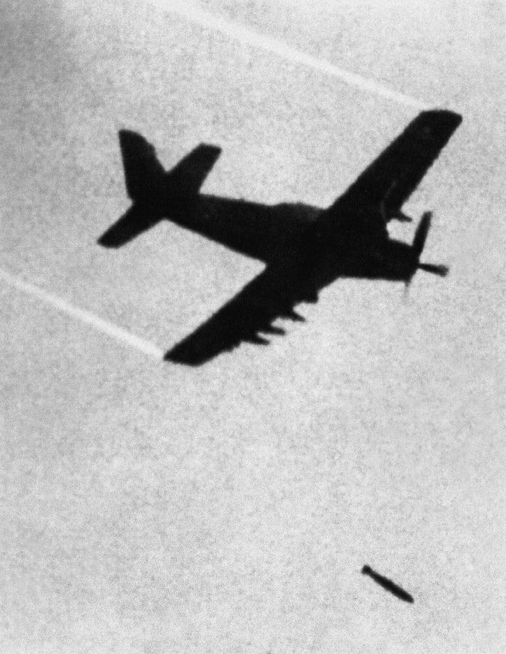 ニック・ウトさんが１９７２年６月８日に撮影した写真。スカイレイダーがトランバン村上空にナパーム弾を投下する様子を捉えている/Nick Ut/AP