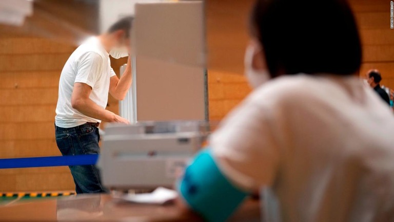 東京にある投票所で参院選の票を投じる有権者/Eugene Hoshiko/AP