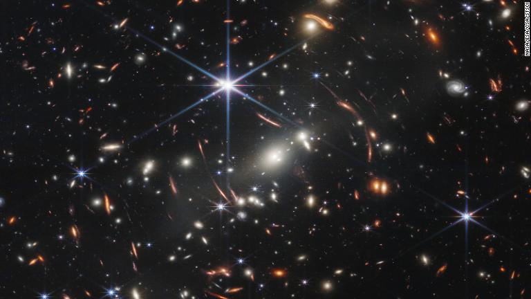 バイデン氏が１１日に公開した銀河団「ＳＭＡＣＳ　０７２３」の画像/NASA/ESA/CSA/STScI