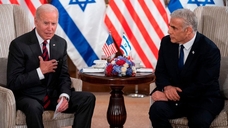 中東エルサレムでイスラエルのラピド首相（右）とともに記者の質問に答えるバイデン氏/Evan Vucci/AP