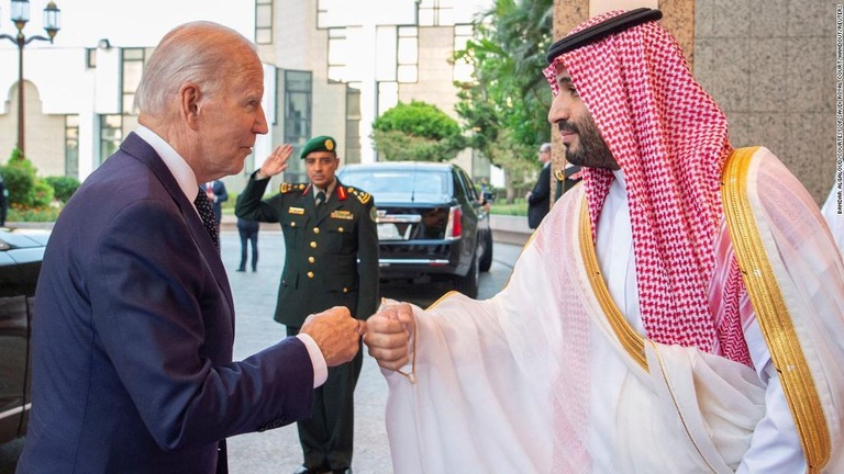 米国のバイデン大統領（左）とサウジアラビアのムハンマド皇太子＝１５日、サウジアラビア・ジッダ/Bandar Algaloud/Courtesy of Saudi Royal Court/Handout/Reuters 