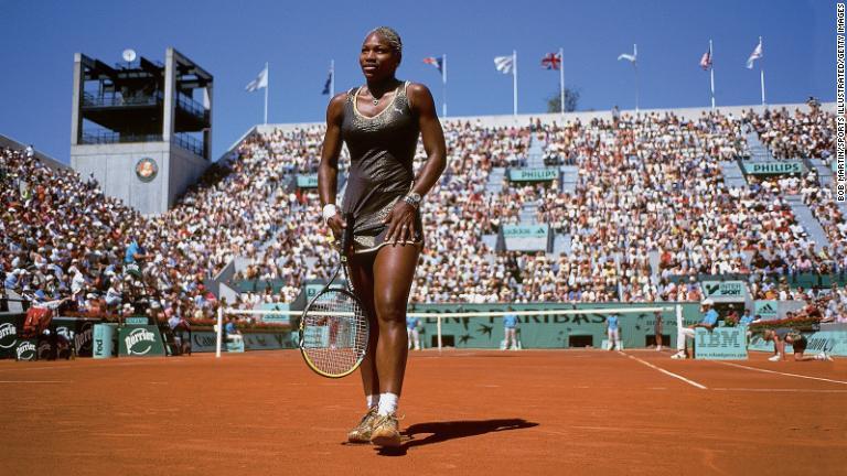 ２００２年の全仏オープンでジャネット・フサロバ選手と対戦するウィリアムズ選手/Bob Martin/Sports Illustrated/Getty Images