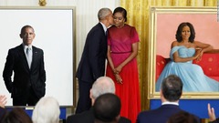 オバマ夫妻の公式肖像画お披露目、夫婦でホワイトハウス訪問は退任後初