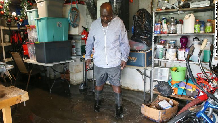 浸水した地下室に立つ男性＝２８日、米フロリダ州スチュアート/Crystal Vander Weit/TCPalm/USA Today Network