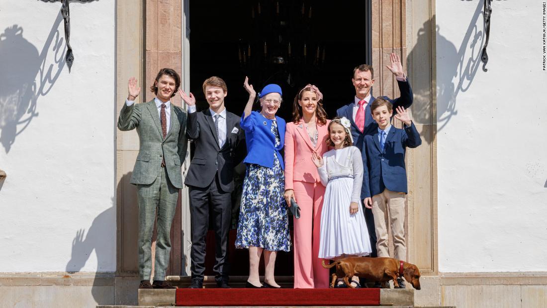 （左から）ニコライ王子、フェリックス王子、マルグレーテ女王、マリー妃、アテナ王女、ヨアヒム王子、ヘンリック王子＝４月３０日/Patrick van Katwijk/Getty Images