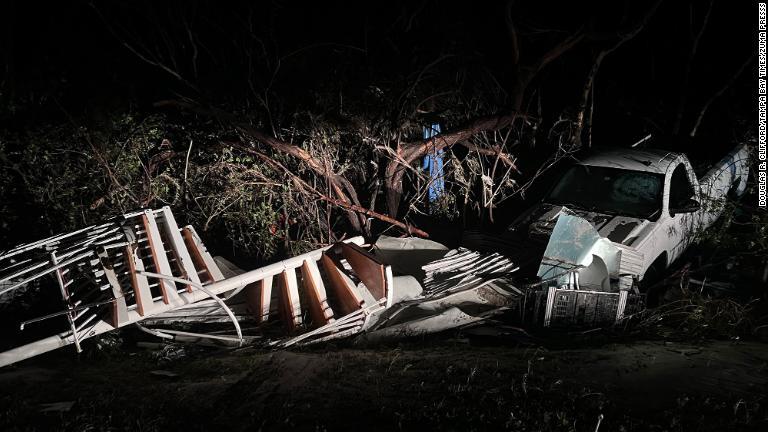 破損されたトラックとらせん階段＝２９日、米フロリダ州サニベル/Douglas R. Clifford/Tampa Bay Times/ZUMA Presss