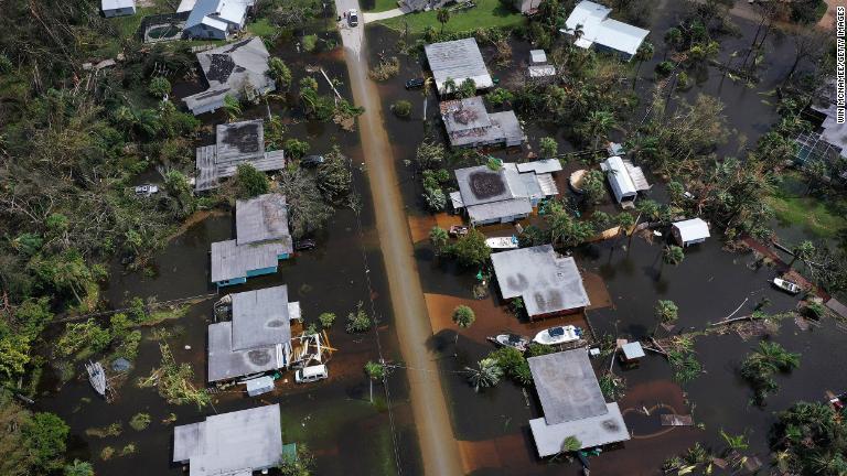 冠水した住宅街＝２９日、米フロリダ州ポートシャーロット
/Win McNamee/Getty Images