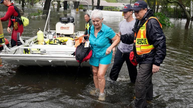 洪水から救出された住民＝２９日、米フロリダ州オーランド/John Raoux/AP