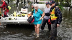 洪水から救出された住民＝２９日、米フロリダ州オーランド