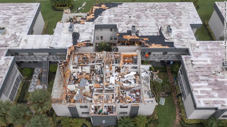 被害に遭った宿泊施設＝２８日、米フロリダ州デルレイビーチ/Greg Lovett/The Palm Beach Post/USA Today Network
