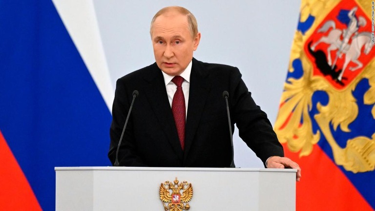 ロシアによるウクライナ４州併合の協定署名式典で演説するプーチン大統領＝９月３０日/Grigory Sysoev/Sputnik via AP