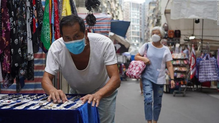 香港・九龍地区の露店でイヤリングやネックレスなどを売るチャンさん/Jan Camenzind-Broomsby/CNN