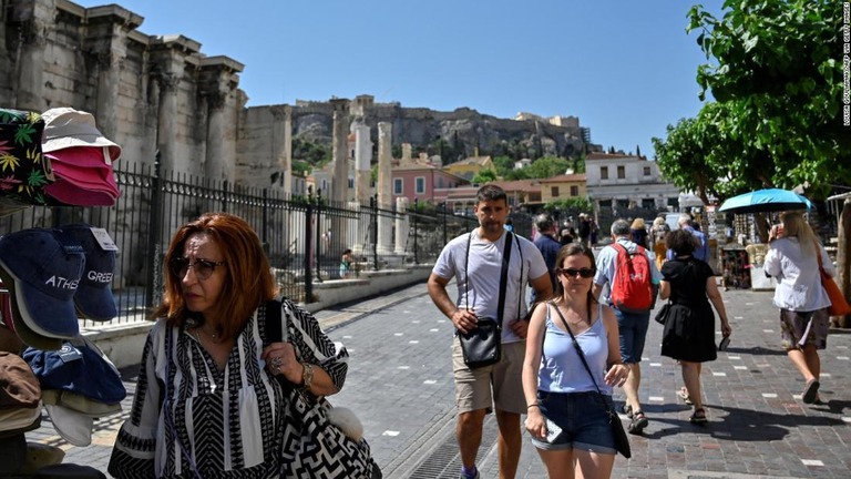 ギリシャ・アテネの観光地を歩く旅行者ら＝６月１日撮影/Louisa Gouliamaki/AFP via Getty Images