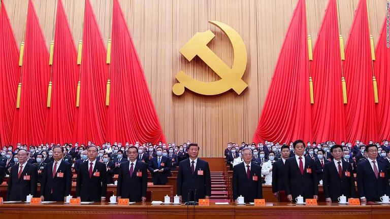 ２２日、閉幕する中国共産党大会に出席した習近平総書記（前列中央）/Ju Peng/Xinhua via Getty Images