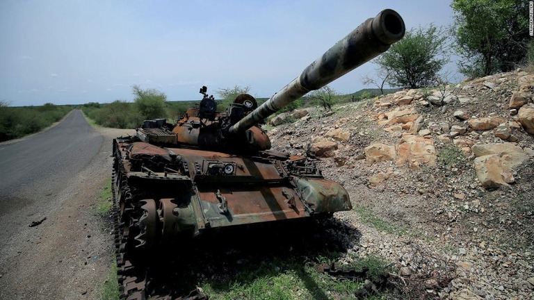 損傷を受けた戦車＝２０２１年７月１日、エチオピア/Stringer/reuters
