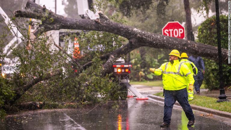 木が倒れ、電力の復旧作業に当たる作業員＝１０日、米フロリダ州オカラ/Doug Engle/Ocala Star Banner/USA Today Network